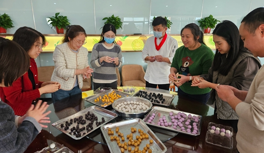 滾湯圓、猜燈謎、制花燈~~元宵節(jié)就要這樣過